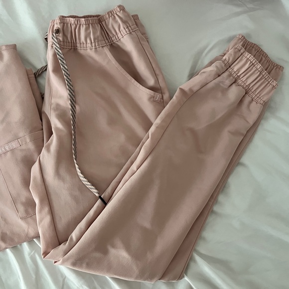 Jaanuu blushing pink scrub top and jogger set XS - Picture 3 of 7